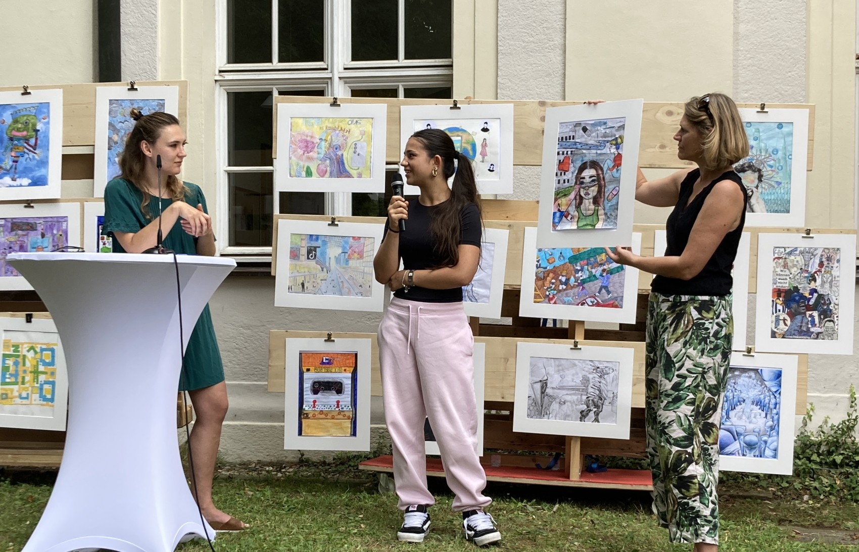 Leona Marmullaku(8d) bei der Präsentation ihres Bildes comp